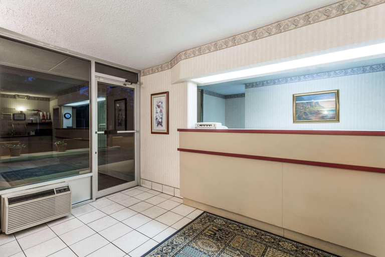Public Area 2, Super 8 by Wyndham Commerce, Banks