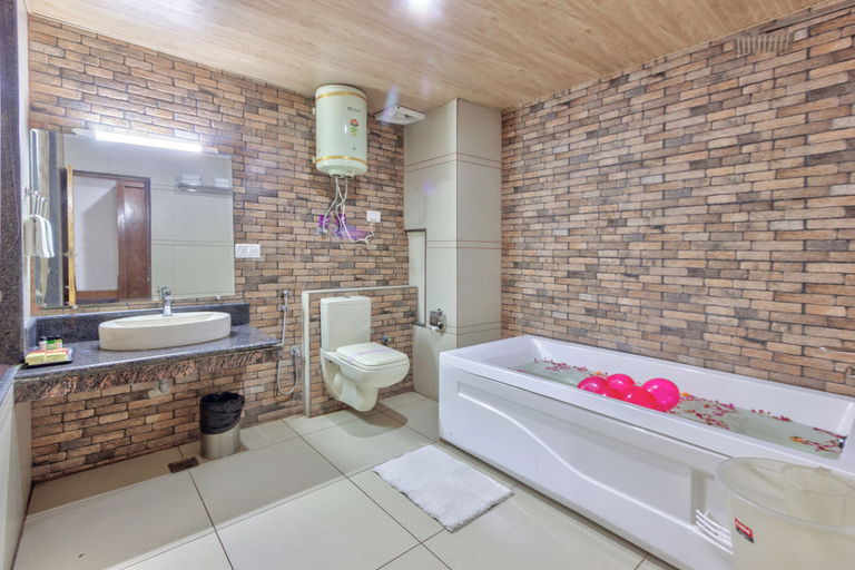 Bathroom 3, Grand Krisa Resort & Spa, Kullu