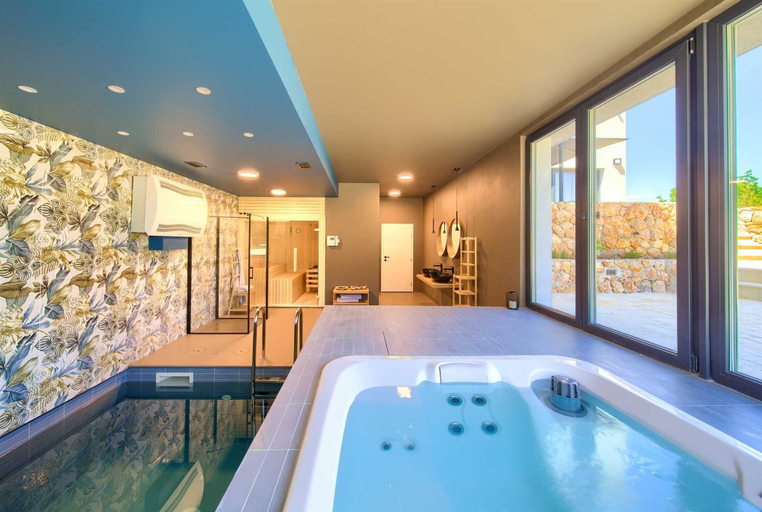 Room 2, Villa Astrum With Heated Pool Jacuzzi and Sauna, Krk