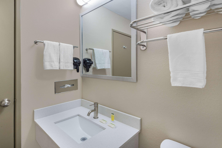 Bedroom 3, Super 8 by Wyndham Charlottesville, Albemarle