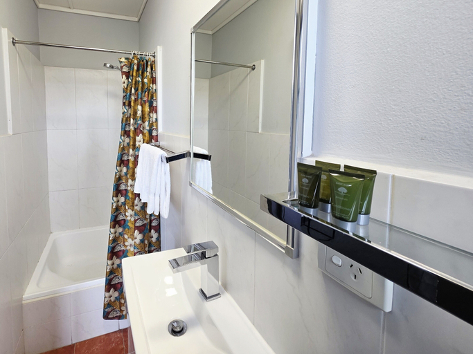 Bathroom 4, Panania Hotel, Sydney