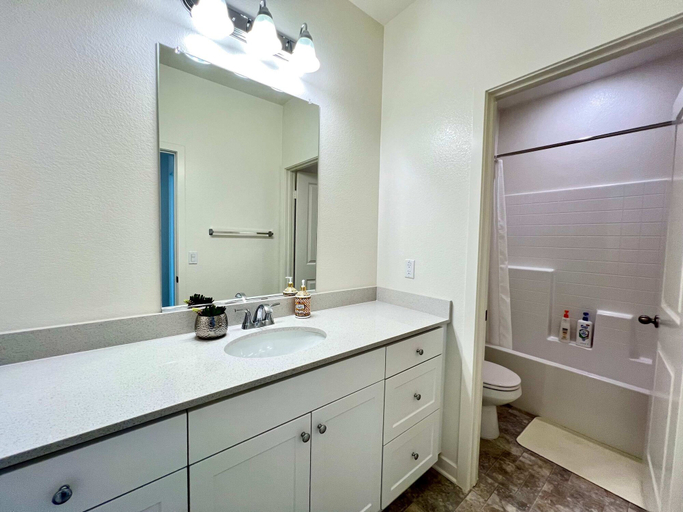 Room 4, Sunny Stylish Near LA 4BR Home w Desks Lounge, Los Angeles