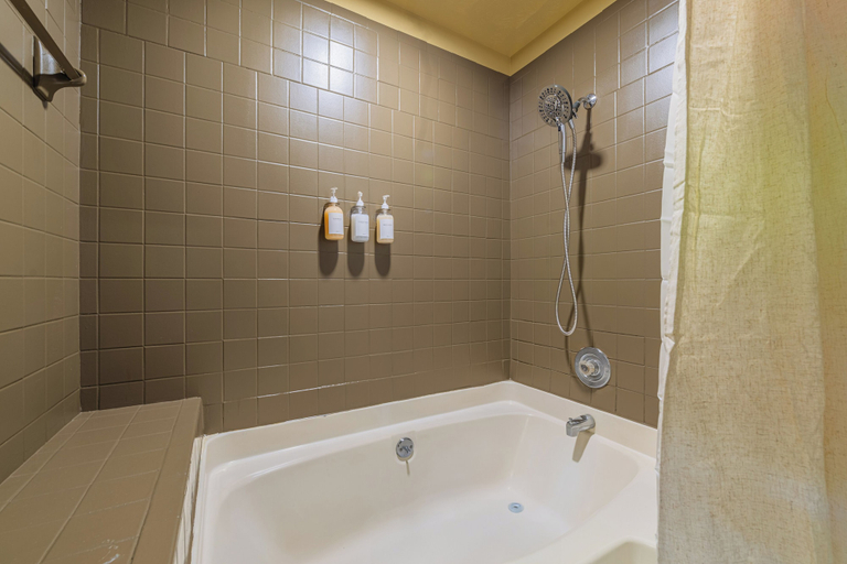 Bathroom 2, Fort Winburn Military Home, Muscogee