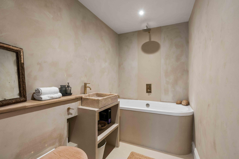 Room 4, Chantry House With Free Parking By My Getaways, West Sussex