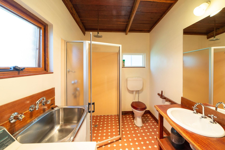 Bathroom 4, Grampians Pioneer Cottages, N. Grampians - Stawell