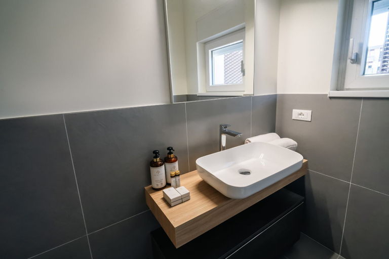 Bathroom 5, Phi Apartments Bergamo, Bergamo