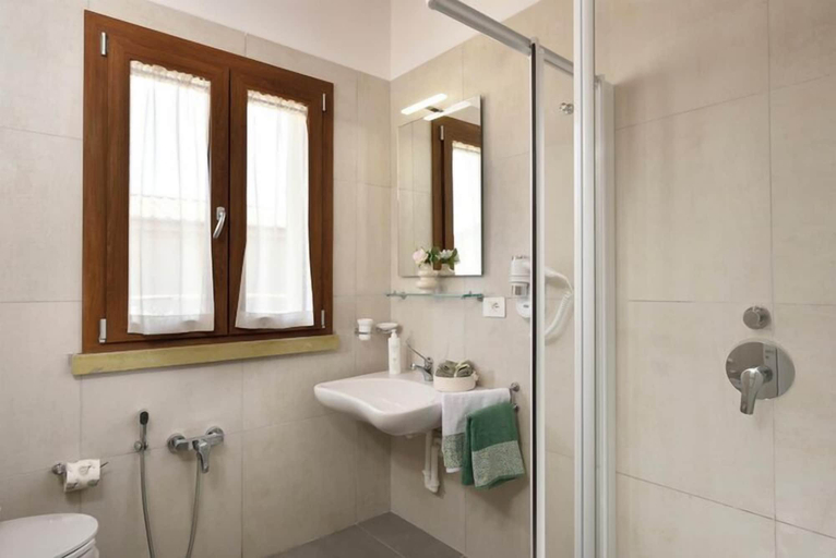 Bathroom 3, Borgo Verde, Livorno