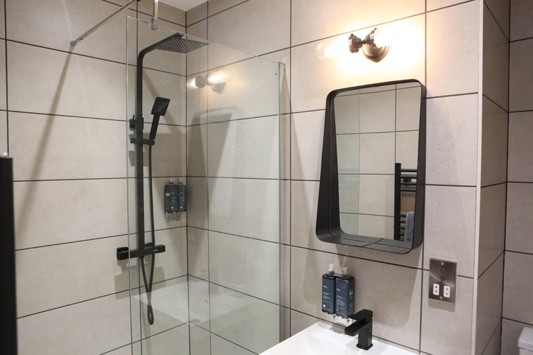 Bathroom, Old Rectifying House Superior Apartment, Worcestershire