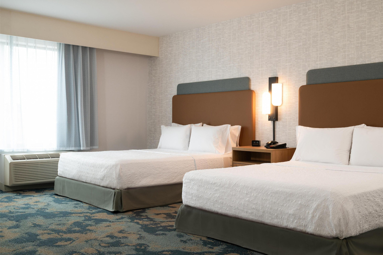 Bedroom 4, Hampton Inn & Suites La Crosse Downtown, La Crosse