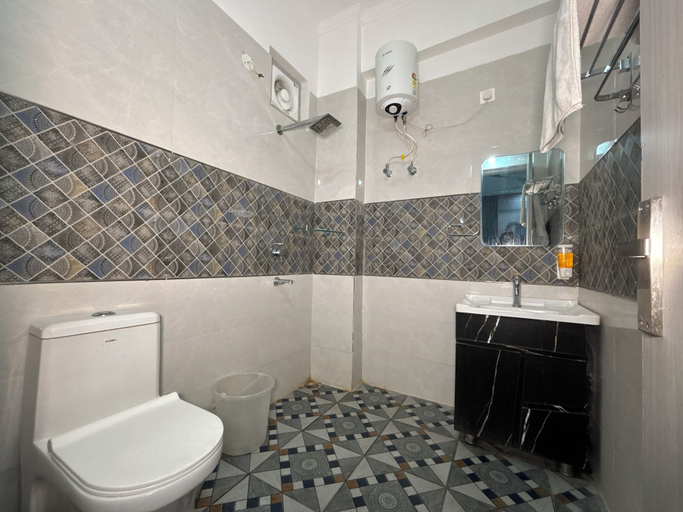 Bathroom 4, Paramhans Hotel, Dehradun