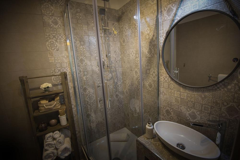 Bathroom 5, Elegant B&B Il Vicolo storico, Salerno