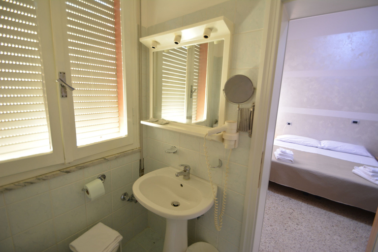 Bathroom 5, Hotel Bella Romagna, Ravenna