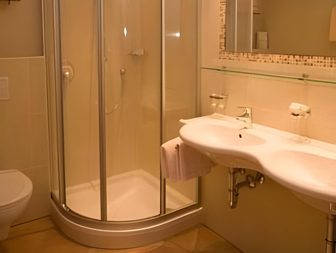 Bathroom 2, Gasthof Talblick, Landeck