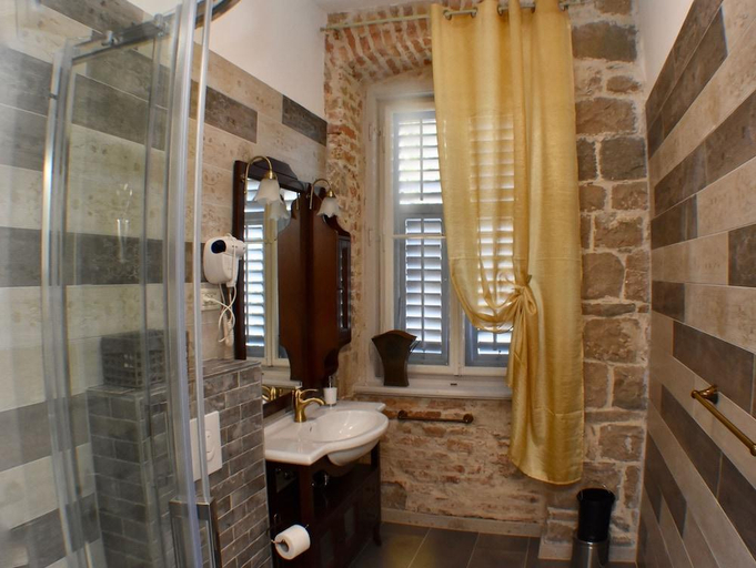 Bathroom 5, Pietra Rossa, Split