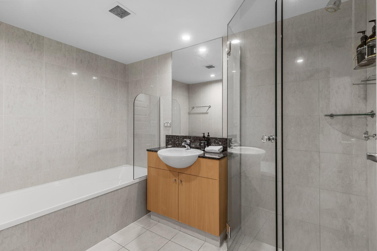 Bathroom 2, Viscount on the Beach, Gold Coast