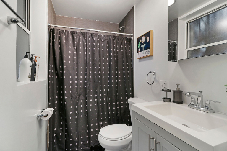 Bathroom 3, Delightful 1BR - Ashland BW, Cook