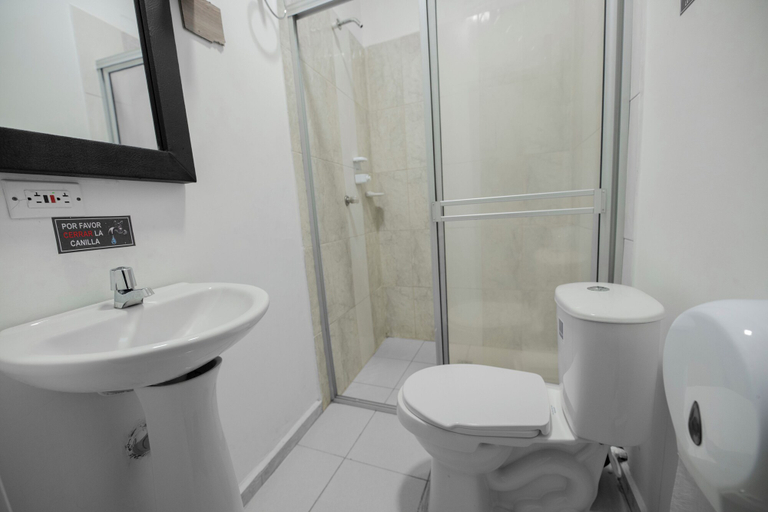 Bathroom, Hotel Puerta del Sol de Uraba, Apartadó