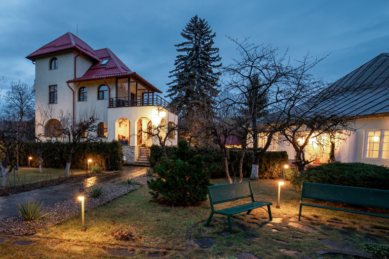 Exterior & Views