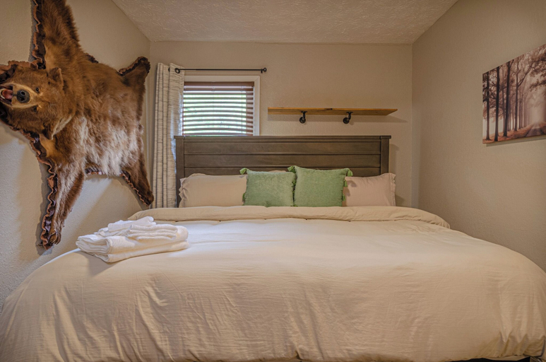Room 1, Cozy Bungalow Retreat w FirePit & Grill, Muscogee