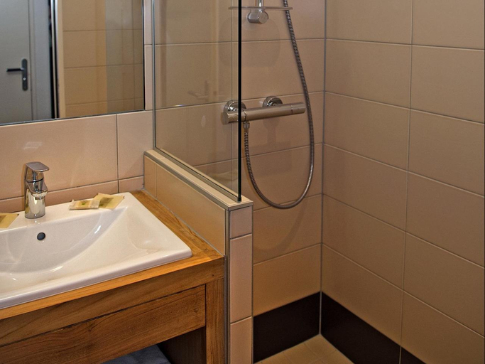 Bathroom 4, Logis Hotel du Labrador, Loiret