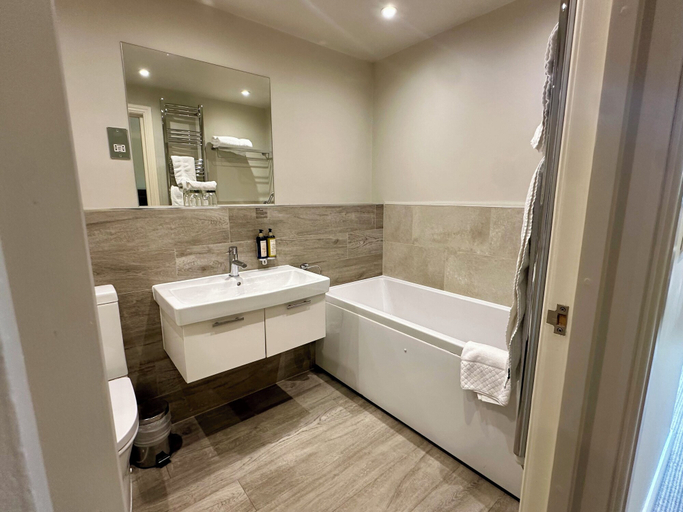 Bathroom 4, Stirrups Hotel, Bracknell Forest