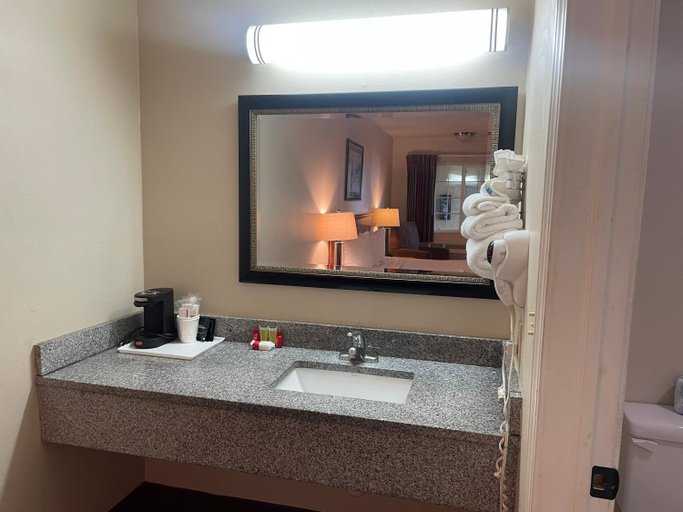 Bathroom 4, Skyway Inn - Seatac, SeaTac