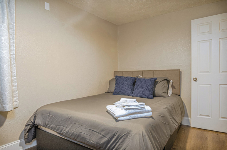 Room 3, Cozy Bungalow Retreat w FirePit & Grill, Muscogee