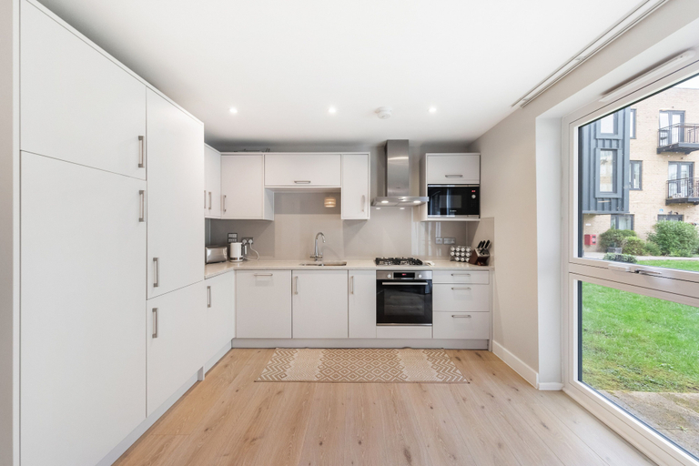 Others 4, Modern 3Br Flat Quick Links To Ldn & Heathrow, Surrey