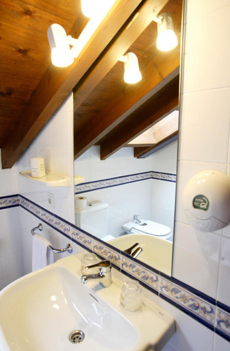 Bathroom 4, Puente Romano, Asturias
