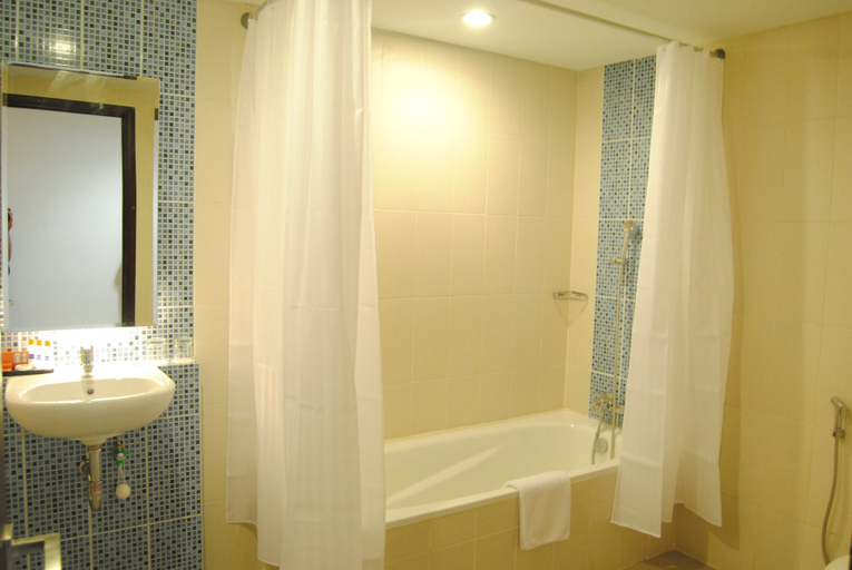 Bathroom, La Asiana Express Hotel, Bandung