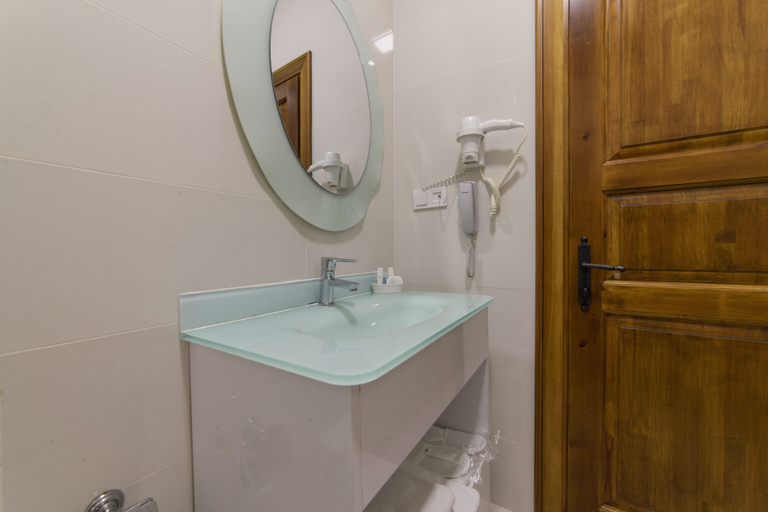 Bathroom 5, Armistis Hotel, Mudanya
