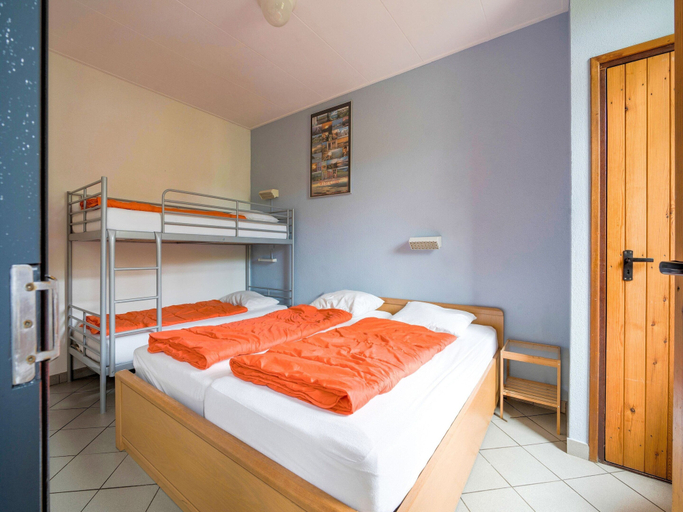 Room 2, Serene Holiday Home in Ulestraten With Terrace, Meerssen