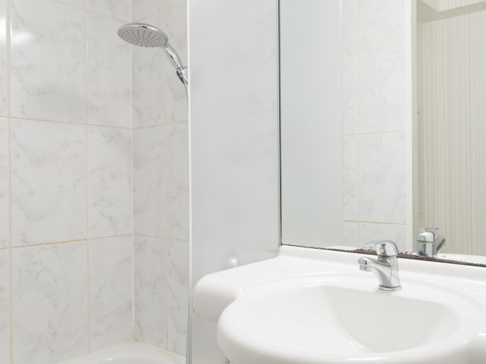 Bathroom 3, B&B Hotel Nancy Frouard, Meurthe-et-Moselle