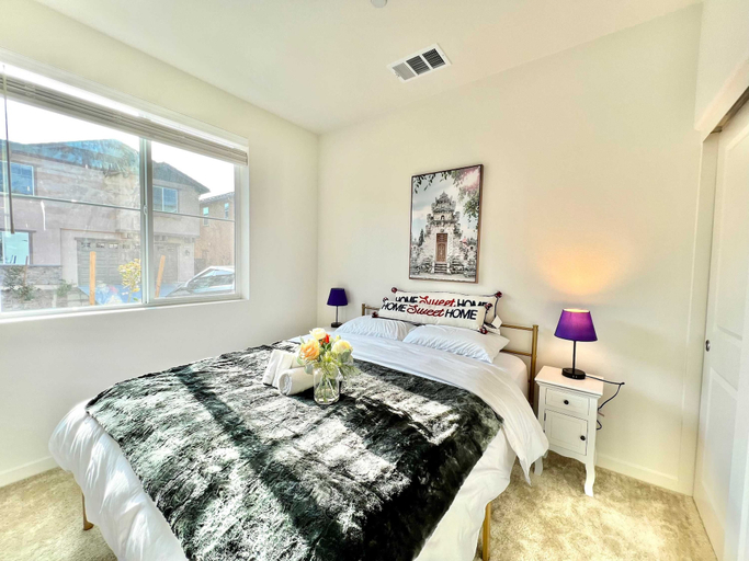 Room 5, Sunny Stylish Near LA 4BR Home w Desks Lounge, Los Angeles