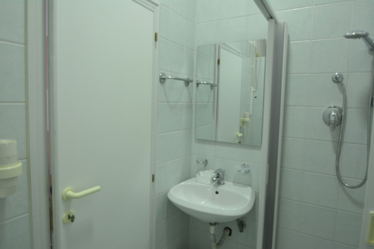 Bathroom 5, Hotel Bella Romagna, Ravenna