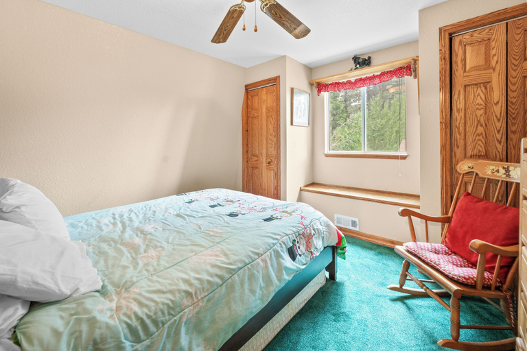Bedroom 1, Peregrine Pines, San Bernardino