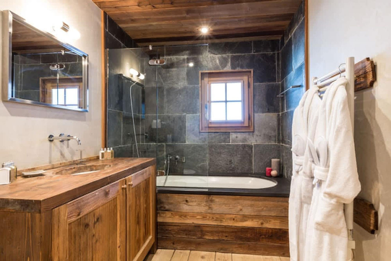 Room 2, Luxury 3 Bedroom Chalet Jacuzzi Sauna, Haute-Savoie