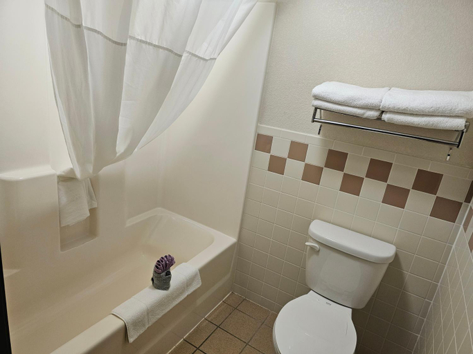 Bathroom 2, Fossil Creek Hotel & Suites, Russell