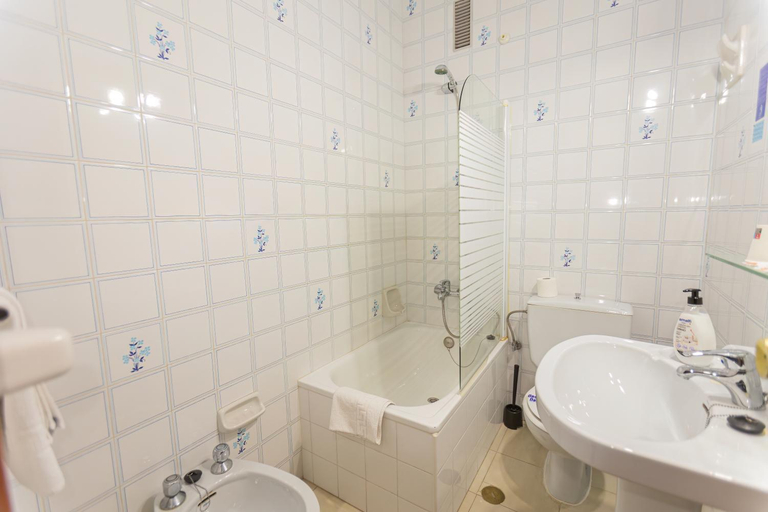 Bathroom 4, Hotel Tres Jotas Conil, Cádiz