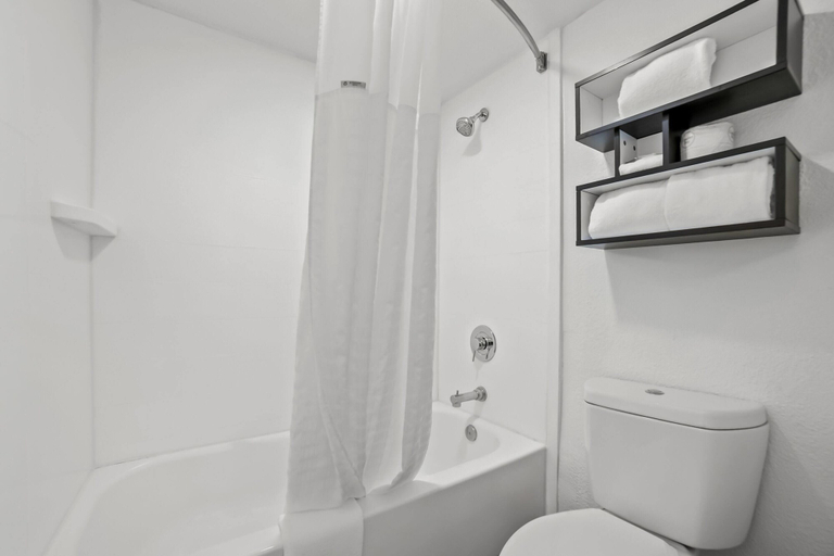 Bathroom 4, Howard Johnson by Wyndham Columbus Fort Benning, Muscogee