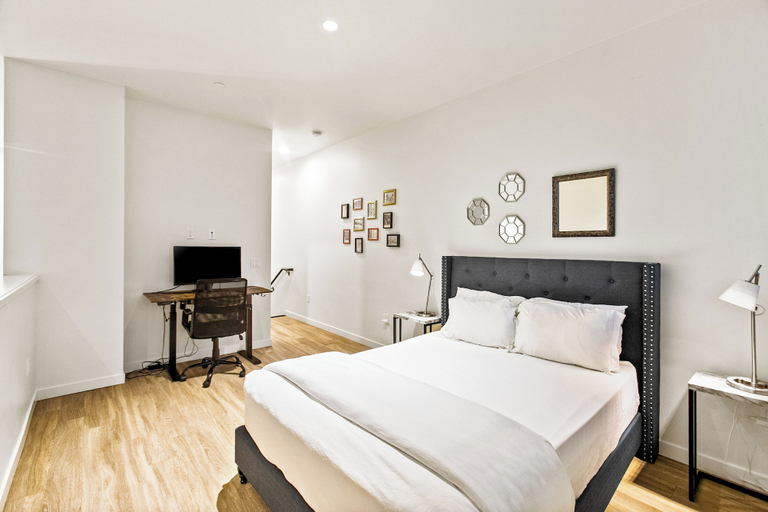 Bedroom 3, Posh Lofty Pad in Central Redmond, King