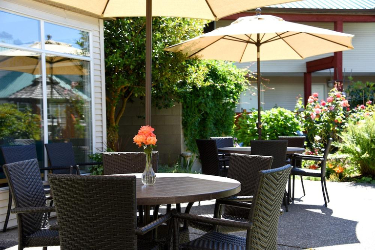 Food & Drinks, Gibsons Garden Hotel, Sunshine Coast