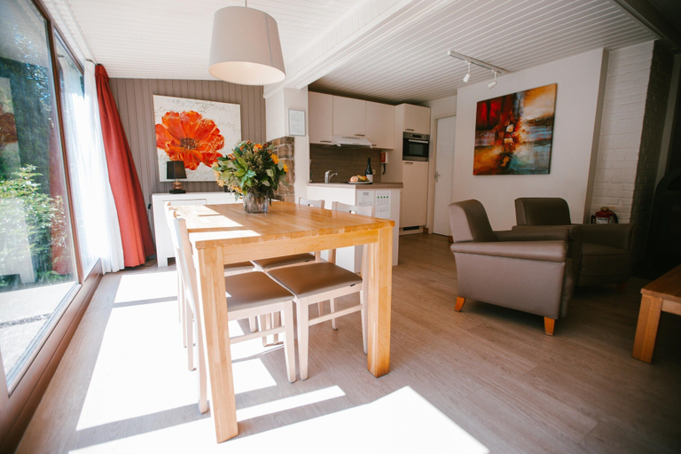 Dining 2, Ardennes Cottage Getaway for 4, Liège