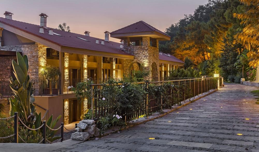 Exterior & Views