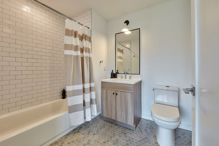 Room 3, Stylish 2 BR w Roof Deck Access - Mins to NYC, Hudson