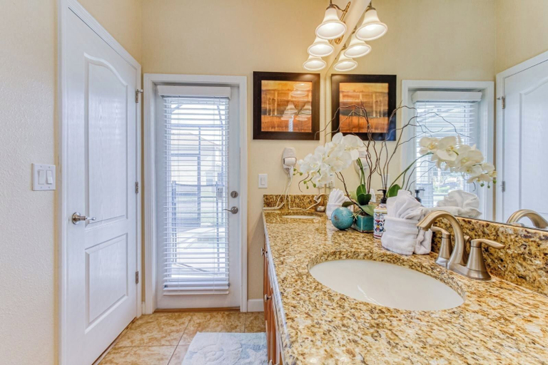 Bathroom 4, Luxury 6BR Home w/ Theater + Pool Near Disney, Osceola