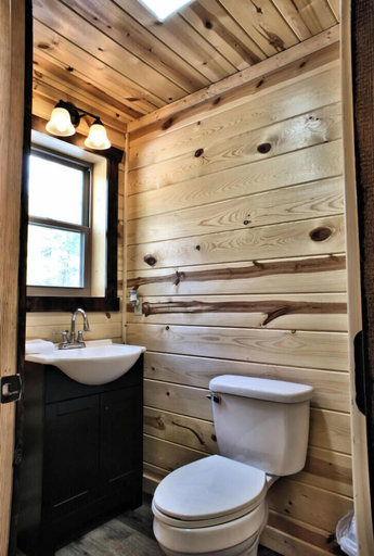Bathroom 4, Wagon Wheel, Sevier