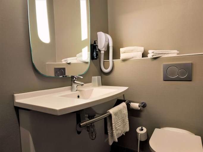 Bathroom 3, ibis Deauville Centre, Calvados