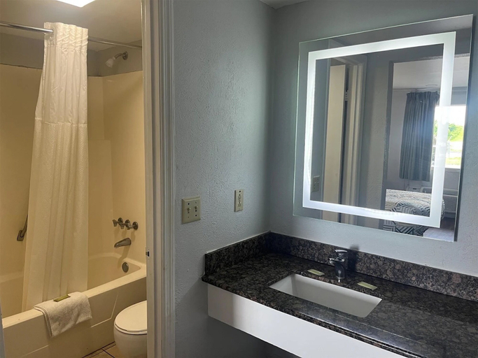 Bathroom 4, Motel 6 Saint George, SC – I-95, Dorchester