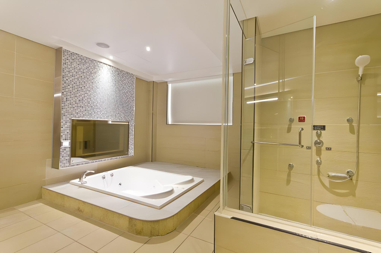 Bathroom 4, surreal motel, New Taipei City